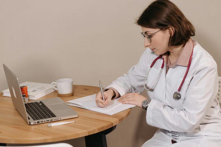 AI vs. Doctors: Why the Future of Medicine Is Collaborative, Not Competitive