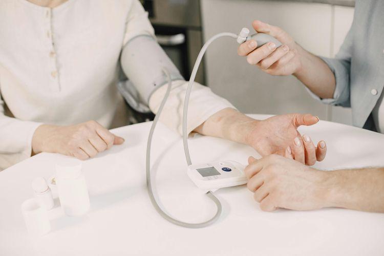 Menopause and High Blood Pressure: Causes, Symptoms, and Management | Momentary Lab