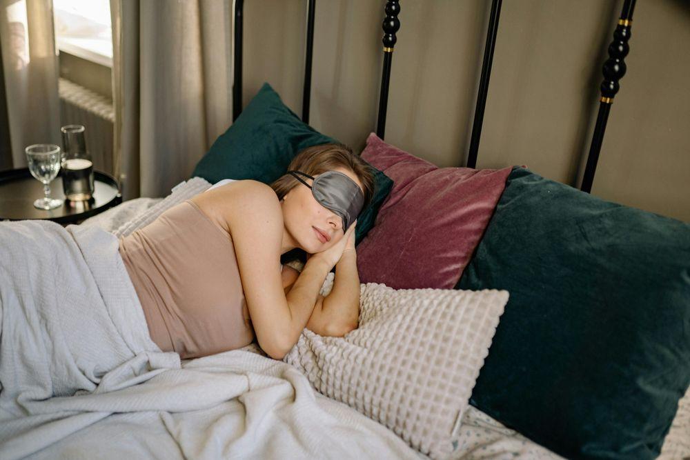 How to Sleep After Hip Replacement Surgery: Safe Positions, Pillows, and a Week-by-Week Timeline