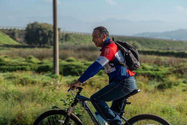 Cycling After Hip Replacement: When Is It Safe? | Momentary Lab